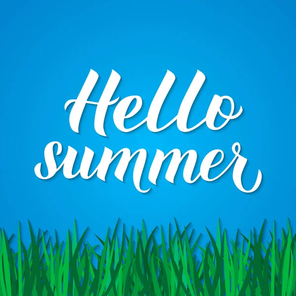 Hello nyár kalligráfia kézzel betűkkel a kék háttér zöld fű. Inspiráló szezonális idézet tipográfia plakát. Vektoros illusztráció. Könnyen szerkeszthető sablon banner, szórólap, matrica. — Stock Vector