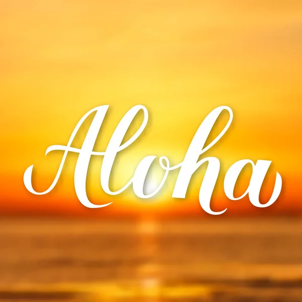 Aloha kalligráfia betűkkel a fényes háttérben naplementekor a tengeren. Nyári szünidő banner. Kézzel írott Hawaii nyelv mondat Hello. Vektoros illusztráció. — Stock Vector