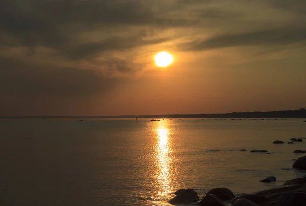 Malowniczy zachód słońca nad morzem. Odbicie słońca w wodzie. Niebo jest malowane jasnymi kolorami. Sunset Beach w letni wieczór. Zatoka fińska, Morze Bałtyckie, Komarovo, Sankt-Petersburg, Rosja. — Zdjęcie stockowe