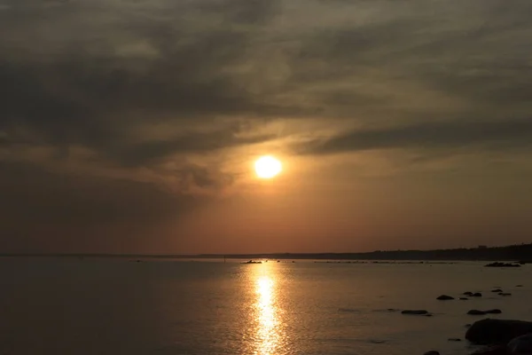 Malowniczy zachód słońca nad morzem. Odbicie słońca w wodzie. Niebo jest malowane jasnymi kolorami. Sunset Beach w letni wieczór. Zatoka fińska, Morze Bałtyckie, Komarovo, Sankt-Petersburg, Rosja. — Zdjęcie stockowe