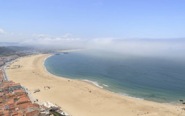 Nazare plajının manzarası. Atlantik Okyanusu kıyısı. Portekiz