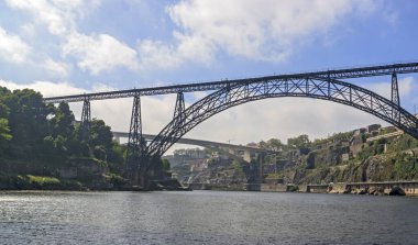 Douro nehri üzerindeki Maria Pia Köprüsü, Porto, Portekiz. Panorami