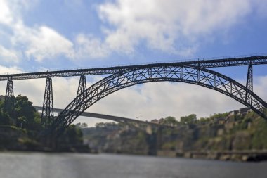 Tilt-shift etkisi fotoğrafçılık. Maria Pia Köprüsü, Douro üzerinde.