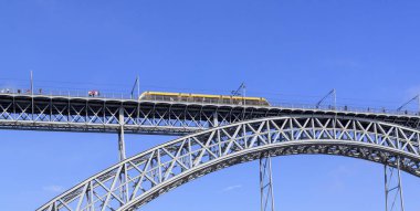 Dom Luis Köprüsü 'ndeki metro treni Douro, Porto nehri üzerinde.,