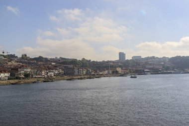 Douro nehrinden Vila Nova de Gaia 'nın şehir manzarası. Porto, Port