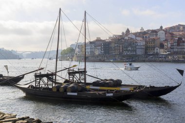 Douro nehrinin karşı kıyısından Ribera manzarası, P