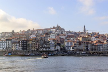 Nehrin karşı kıyısından Ribera manzarası Dou nehrinin.