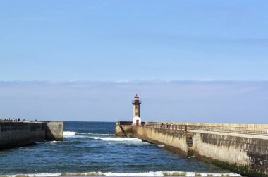 Portekiz, Porto 'da Douro nehrinin ağzındaki Foz do Douro' da deniz feneri ve piercing. Atlantik okyanusu. Seyahat fotoğrafçılık.
