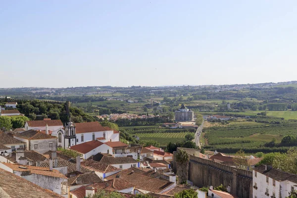 Vista panorámica del valle desde la muralla de la fortaleza. Casas blancas re —  Fotos de Stock