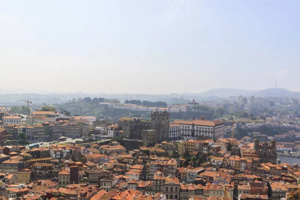 Vista panoramica di Porto, Portogallo dalla torre Cl rigos Chiesa. Tetti arancioni delle case . — Foto Stock