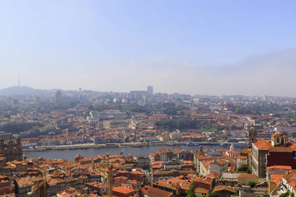 Vista panoramica di Porto, Portogallo dalla torre Cl rigos Chiesa. Il fiume Douro. Tetti arancioni delle case . — Foto Stock