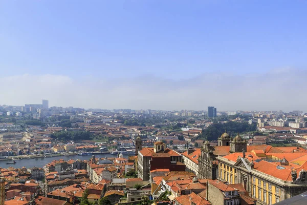 Vista panoramica di Porto, Portogallo dalla torre Cl rigos Chiesa. Il fiume Douro. Tetti arancioni delle case . — Foto Stock