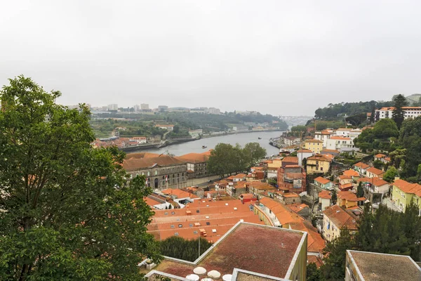 Живописный вид на реку Доуру, Порту, Португалия. Оранжевые крыши — стоковое фото