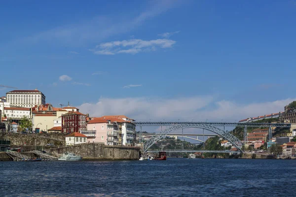 Вид на город с реки Дору. Порту, Португалия. Мост Дома Лу I . — стоковое фото