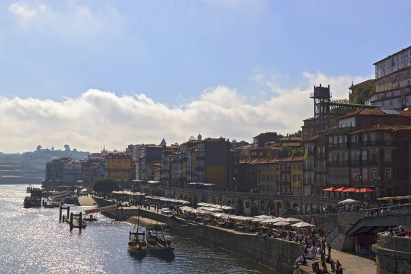 Veduta di Ribeira, Porto, Portogallo. Imbarco del fiume Douro in un — Foto Stock