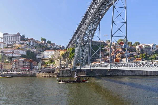 La barca galleggia sul fiume Douro sotto il ponte Dom Luis I B — Foto Stock
