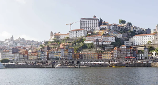 Vista panoramica sulla Ribera, Oporto, Portogallo. Case colorate o — Foto Stock