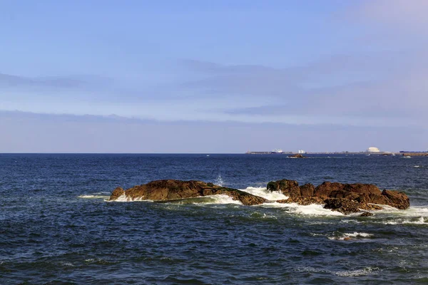 Rocks in the Atlantic ocean, Porto, Portugal. Belle côte sur — Photo