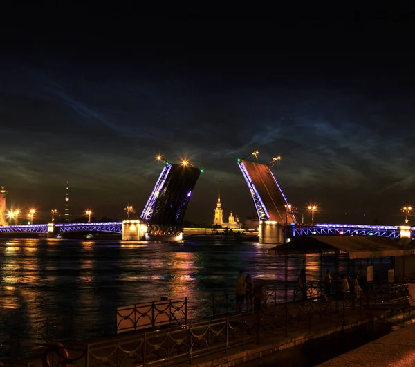 Raised Palace bridge, river Neva, Rostral Column, Peter and Paul — Stock Photo, Image