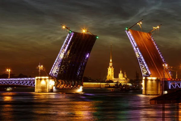 Defokussierte Stadtlandschaft der erhöhten Palastbrücke über den Fluss Nev — Stockfoto