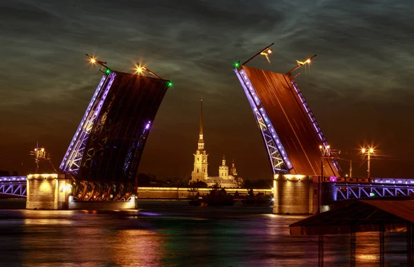 Raised Palace bridge over river Neva. Raising of bridges in Sain — Stock Photo, Image