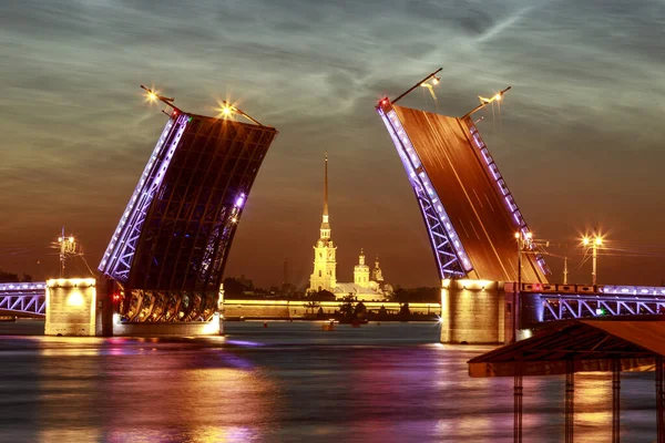 Símbolo de São Petersburgo, Rússia. Noite branca de Verão. Aumento — Fotografia de Stock