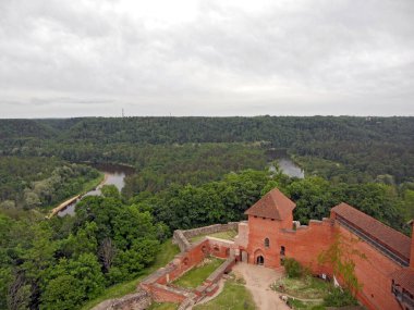 Letonya, Sigulda 'daki Turaida Kalesi. Gauja nehri ve güzel manzara. Kuleden yukarısı görünüyor. Seyahat fotoğrafçılık.