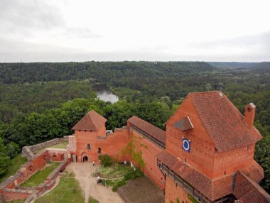 Letonya, Sigulda 'daki Turaida Kalesi. Gauja nehri ve güzel manzara. Kuleden yukarısı görünüyor. Seyahat fotoğrafçılık.