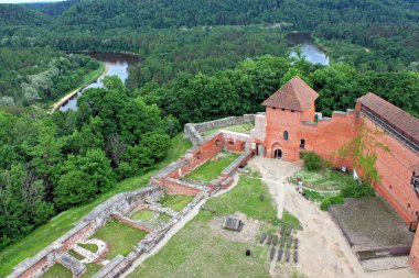 Letonya, Sigulda 'daki Turaida Kalesi. Gauja nehri ve güzel manzara. Kuleden yukarısı görünüyor. Seyahat fotoğrafçılık.