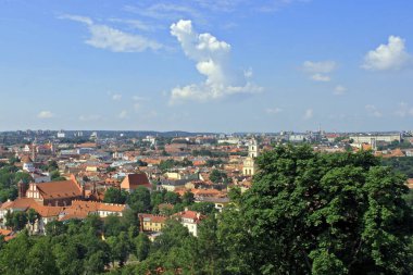 Vilnius, Litvanya 'nın şehir manzarası güneşli bir yaz gününün bakış açısından. Ünlü turist merkezi. Seyahat fotoğrafçılık.