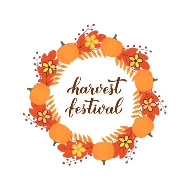 Renkli sonbahar yaprakları, çiçekler ve balkabağı çelenkleriyle kaligrafi yazın. Pankart, tipografi posteri, el ilanı, kartpostal, çıkartma, logo tasarımı vs. için vektör şablonu.