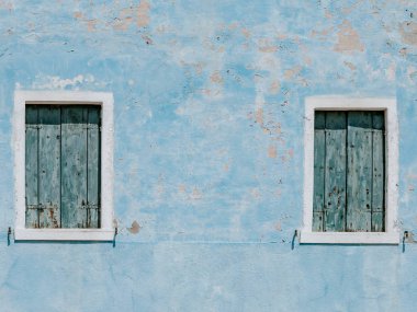 Eski mavi ev duvar iki ahşap pencere ile
