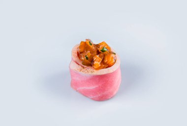 Japon Gunkan suşisi, marine edilmiş somon, pirinç ve kızarmış ton balıklı Tataki ile sarılmış yeşillikler. Yan görünüş Pan Asya yemeği Gunkan Maki rulosu gri arka planda izole edildi. Uzayı kopyala Arkaplan resmi