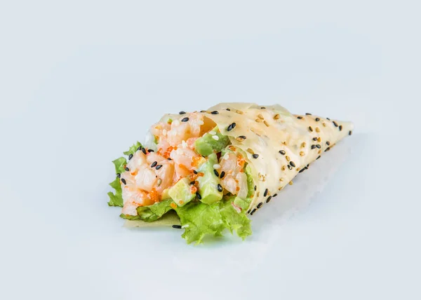 일본의 핸드롤 Temaki Hand Roll Sushi 날치로 물고기 Tobiko Caviar — 스톡 사진