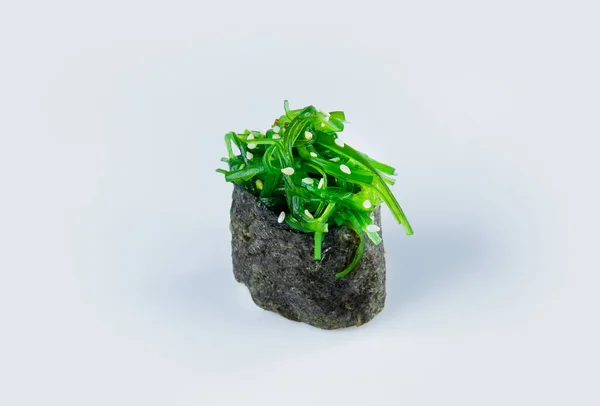 Японский Суши Гункан Хияси Вакаме Чукка Рис Семена Кунжута Завернутые — стоковое фото