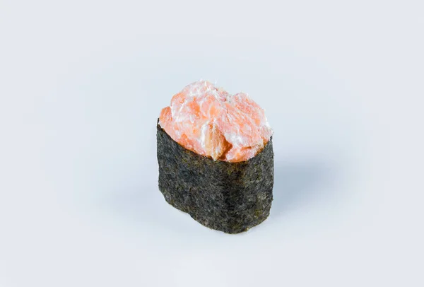 Japońskie Gunkan Sushi Łososiem Serem Śmietankowym Gunkan Mak Ryżem Filadelfijskim — Zdjęcie stockowe