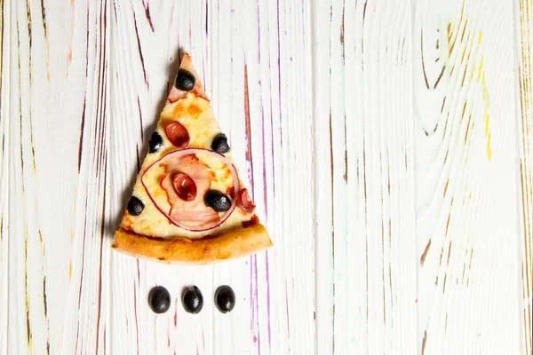 Vista Superior Pizza Italiana Tradicional Com Presunto Salsichas Cebola Vermelha — Fotografia de Stock