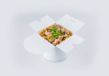 Domuz etli fileto, sebze, soya sosu ve taze soğanlı soğanlı yalıtılmış Çin pilavı. Yemek dağıtımı arka plan resmi. Asya pirinci yemek için hazır.