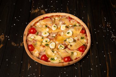 Kiraz soslu geleneksel İtalyan pizzası, pesto sosu, parmesan peyniri, tavuk filetosu, domuz pastırması, bıldırcın yumurtası ahşap zemin üzerinde mozzarella peyniri. Lezzetli kesilmemiş pizza.