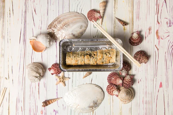 Japońskie Kawałki Sushi Roll Koralikami Pudełku Dostawy Folii Wynos Drewnianymi — Zdjęcie stockowe