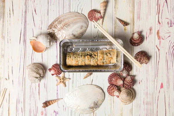 Japanische Sushi Rollen Mit Perlen Folienlieferbox Zum Mitnehmen Mit Holzstäbchen — Stockfoto