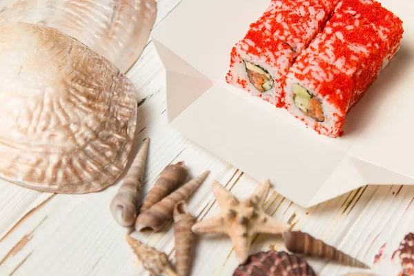 Japońskie Sushi Czerwonej Rybie Kawior Tobiko Pudełku Dostawą Wynos Kalifornijska — Zdjęcie stockowe