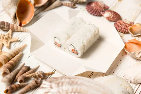 Japońskie Sushi Roll Surowego Łososia Philadelphia Serem Śmietankowym Zawinięte Nori — Zdjęcie stockowe