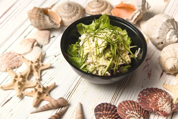 Asiatischer Salat Mit Krabbenfleisch Gurken Avocado Fliegendem Fischrogen Tobiko Kaviar — Stockfoto
