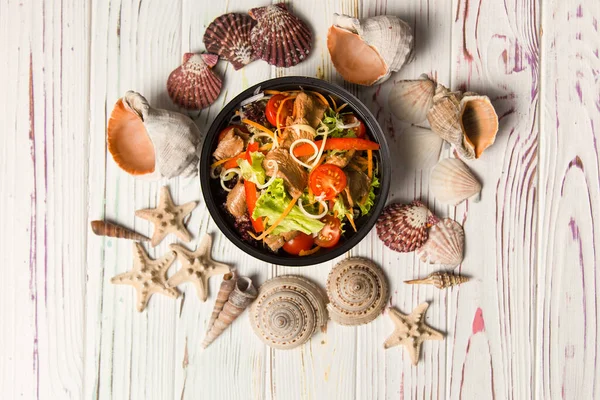 Asiatischer Salat Mit Rindfleischmedaillons Kirschtomaten Sellerie Paprika Karotten Und Salatmischung — Stockfoto