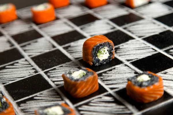 Hraní Šachy Černobílou Philadelphia Sushi Rolky Tabuli Pozadí Japonské Sushi — Stock fotografie