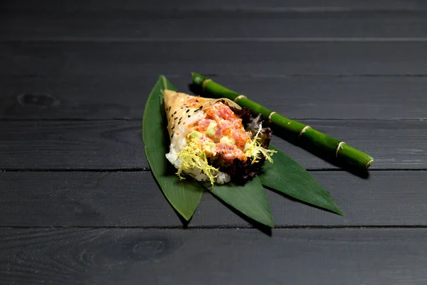 Japońskie Sushi Temaki Hand Roll Łososia Ryżu Ikry Tobiko Roe — Zdjęcie stockowe