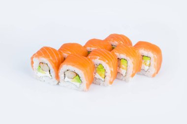 Unagi yılan balığı, avokado, Philadelphia krem peyniri ve somonlu Japon suşi rulosu. Gri arka planda izole. Asya menüsü izolasyonu. Boşluğu kopyala