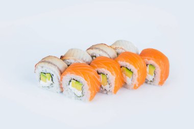 Avokadolu Japon suşi rulosu, üstünde somon ve yılan balığı olan Philadelphia krem peyniri. Gri arka planda izole. Asya menüsü izolasyonu. Boşluğu kopyala