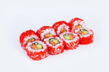 Kırmızı uçan balık yumurtasında Japon suşisi (Tobiko havyarı) gri arka planda izole edildi. Kaliforniya usulü somon, salatalık, Norveç yosunu ve pilavına sarılmış avokado. Tabak izolasyonu